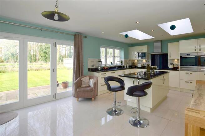 Kitchen/ Dining Room