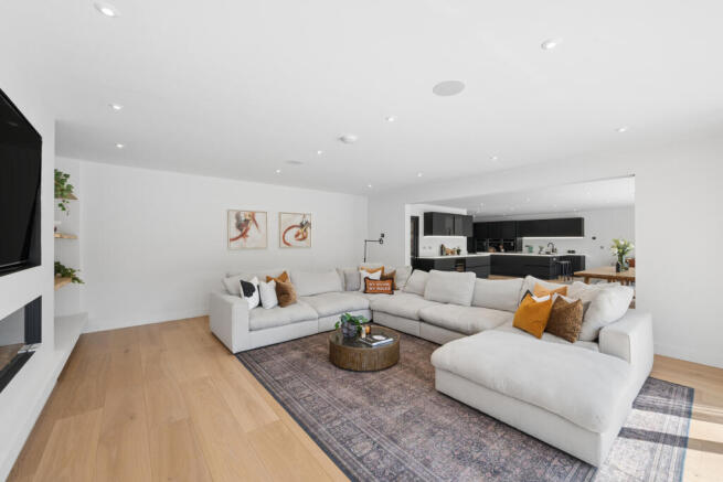 5 bed Detached for sale Image 8