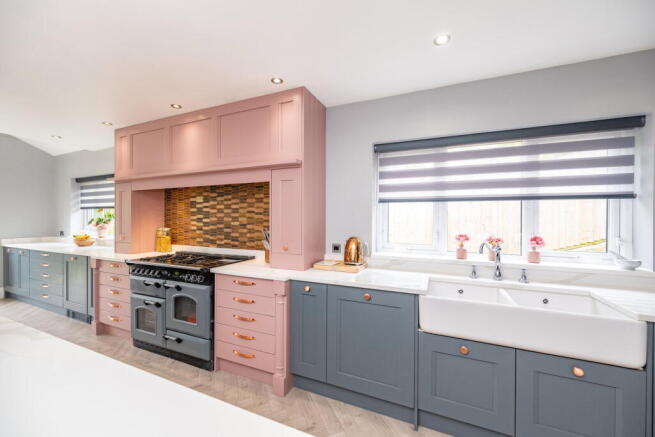 5 bed Detached for sale Image 8