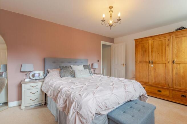 5 bed House for sale Image 8