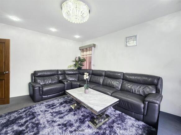 6 bed Detached for sale Image 5