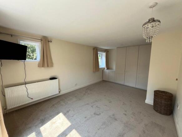 4 bed Detached to rent Image 6