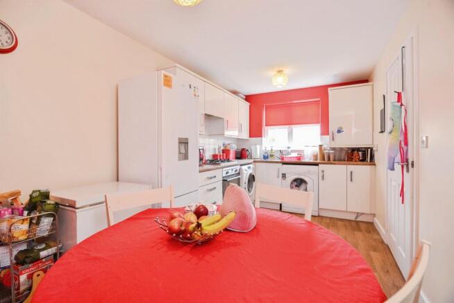 3 bed Semi-Detached for sale Image 6
