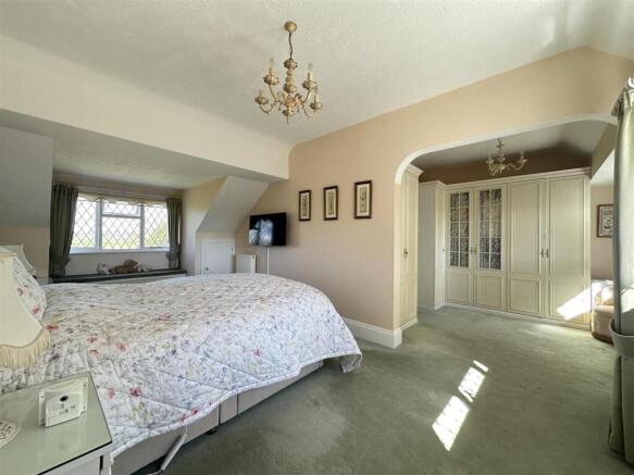 4 bed House for sale Image 8