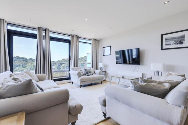 3 bed Flat for sale Image 2