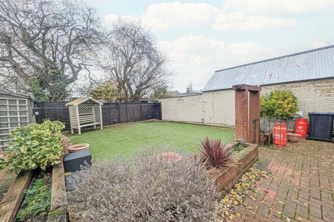 PXL_20251208_122222582.RAW-01 garden.jpg