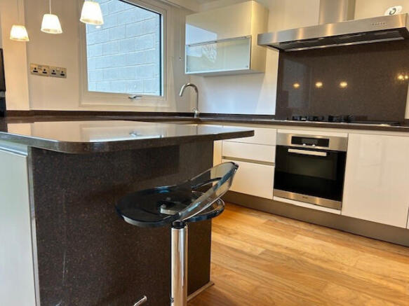 3 bed Apartment to rent Image 9
