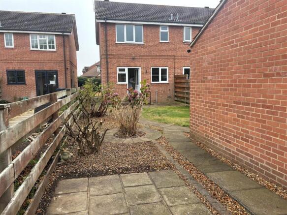 3 bed Semi-Detached to rent Image 9