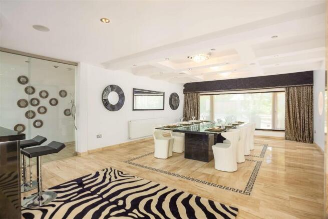 5 bed Detached for sale Image 9