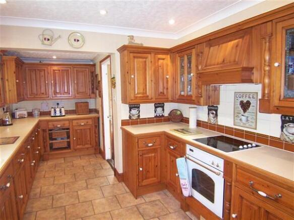 FITTED KITCHEN