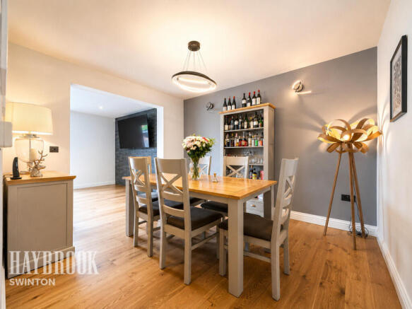 5 bed Detached for sale Image 9