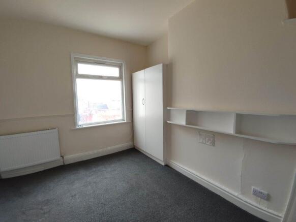 4 bed House to rent Image 9