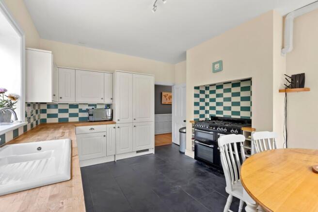 6 bed Semi-Detached for sale Image 9