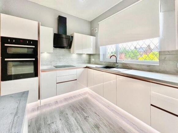 2 bed Semi-Detached to rent Image 8