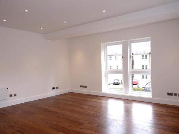 2 bed Flat to rent Image 5