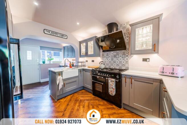 5 bed Detached for sale Image 11