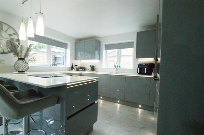 4 bed Detached for sale Image 4