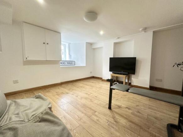 6 bed House to rent Image 10