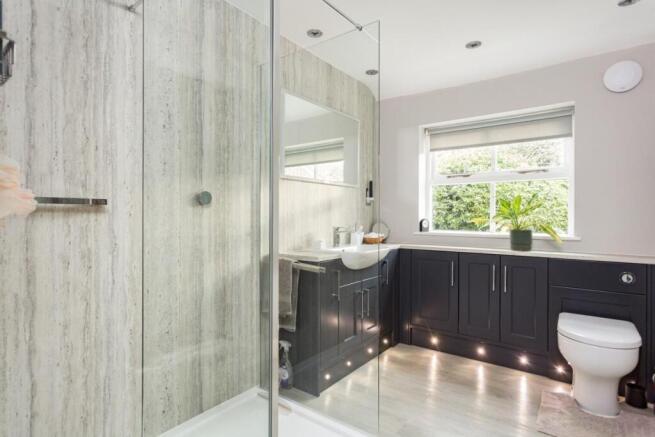 5 bed Detached for sale Image 10