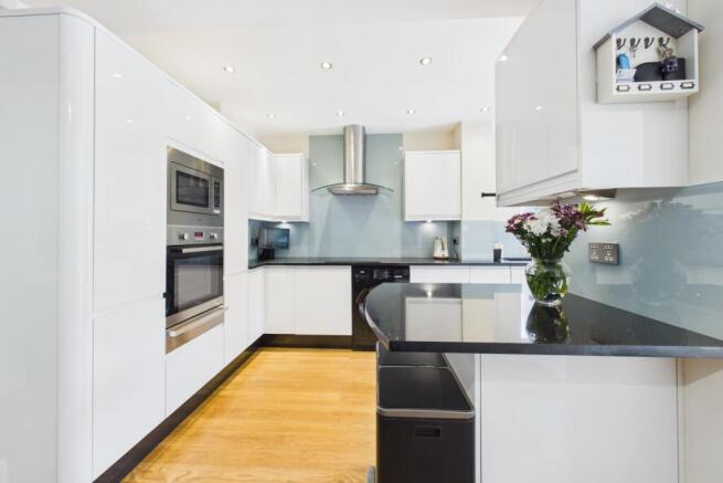 4 bed Semi-Detached for sale Image 8