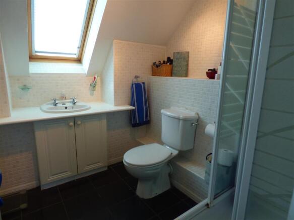 EN-SUITE SHOWER ROOM