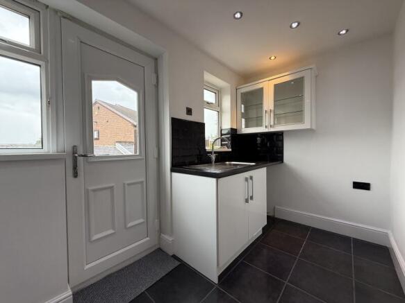 2 bed Terraced to rent Image 5