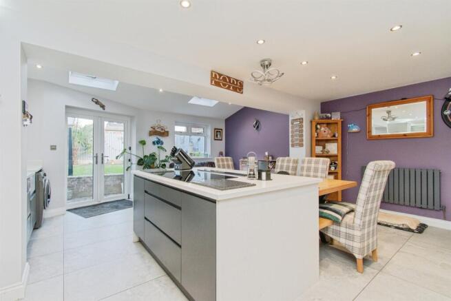 4 bed Detached for sale Image 7