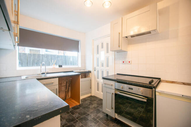 2 bed Terraced to rent Image 6