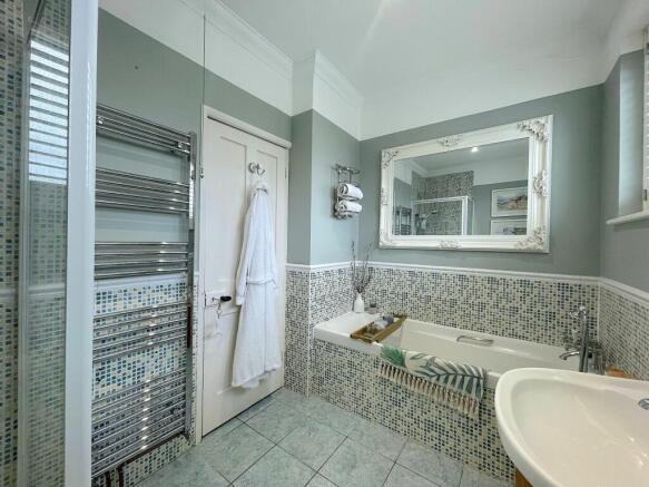 Family Bathroom (1)