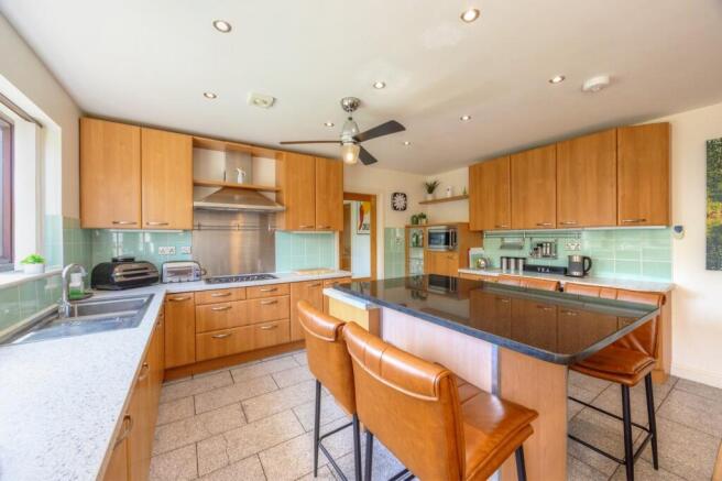 4 bed Detached for sale Image 11