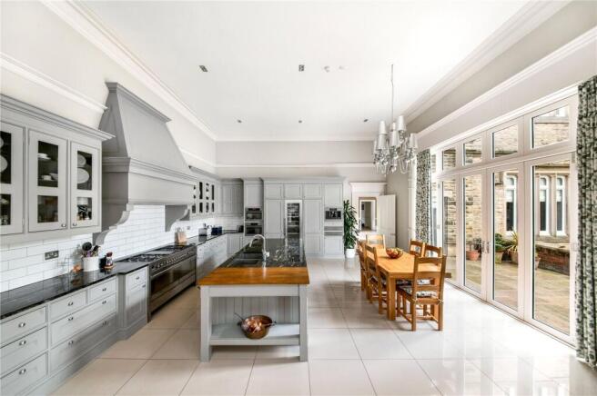 6 bed Detached for sale Image 9
