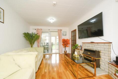 Kingswood Avenue - Park North, Swindon, SN3