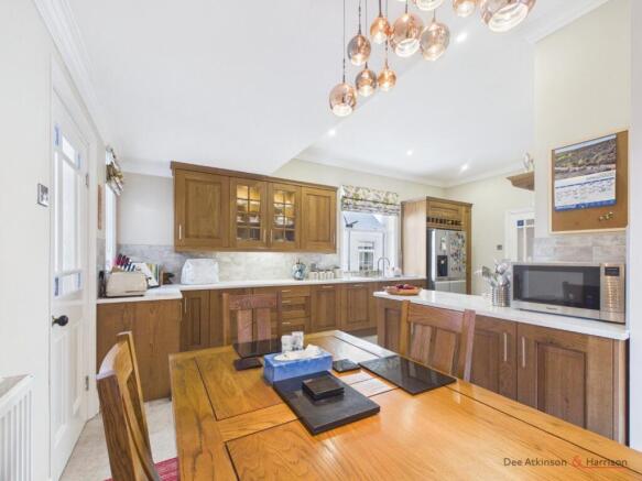 4 bed Semi-Detached for sale Image 8