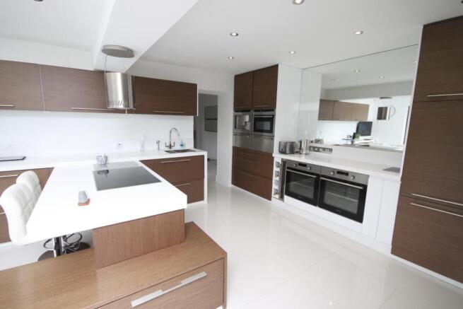 FITTED KITCHEN