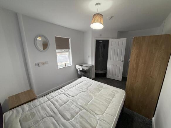 5 bed Flat to rent Image 6