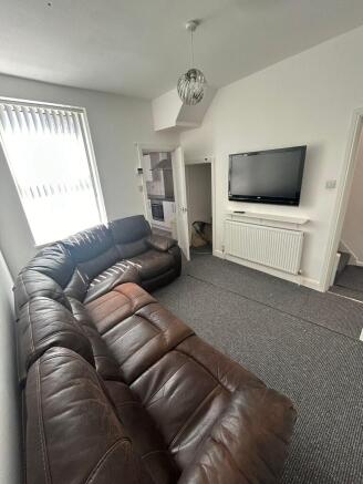 4 bed House to rent Image 4