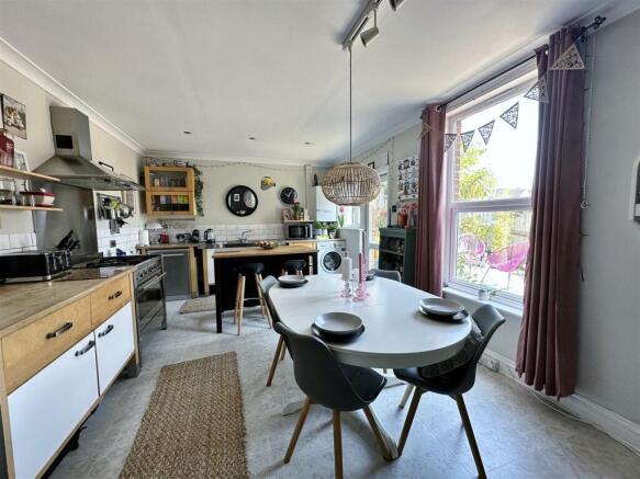 52 Alexandra Road kitchen 1.jpg