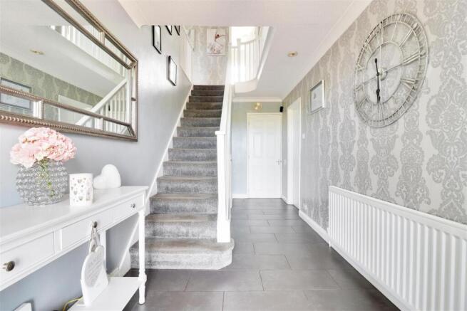 5 bed Semi-Detached for sale Image 8