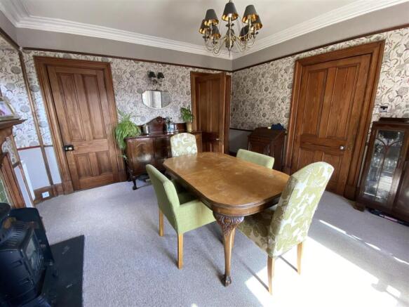 DINING ROOM 2.JPG