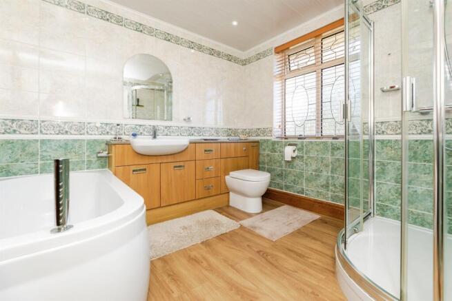 4 bed Detached for sale Image 11