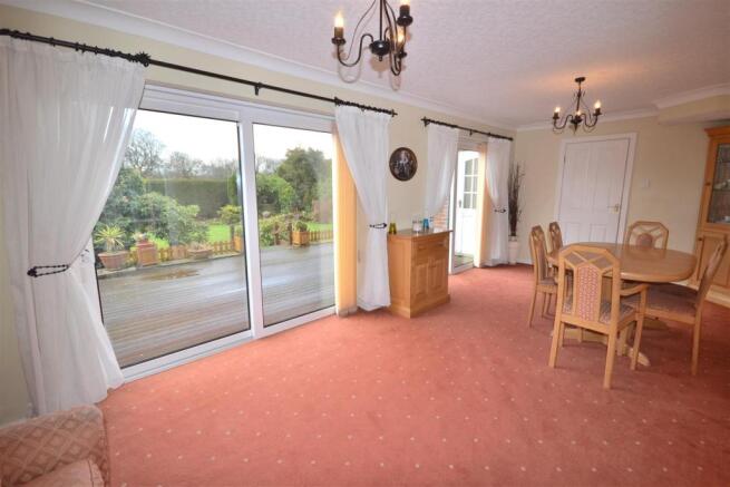 SPACIOUS LIVING ROOM