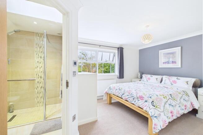 5 bed Detached for sale Image 8