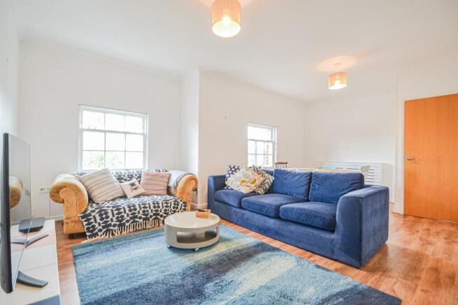 Lounge / Dining Area