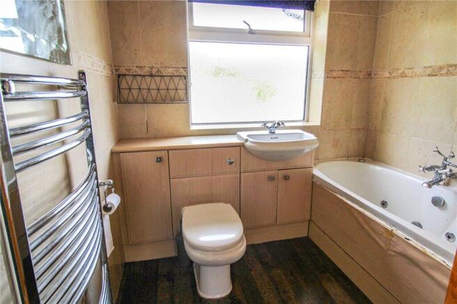 4 bed Detached for sale Image 9