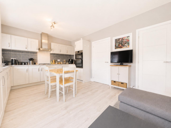 4 bed Detached for sale Image 8