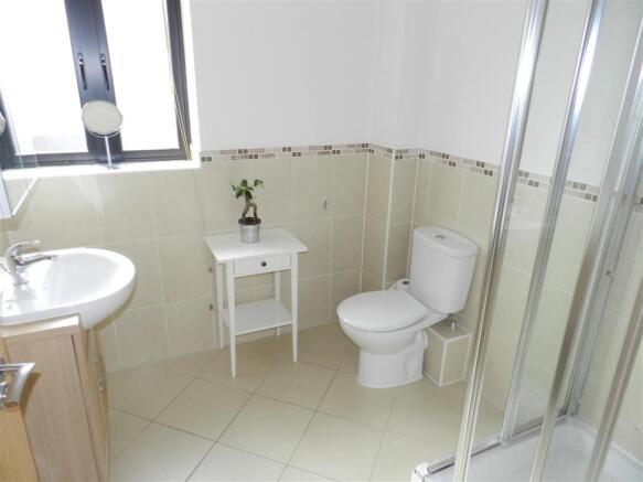 EN-SUITE SHOWER ROOM