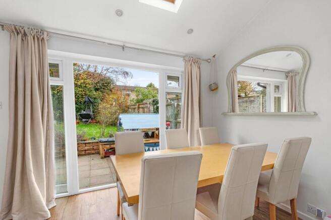 5, Oaktree Close photo 4