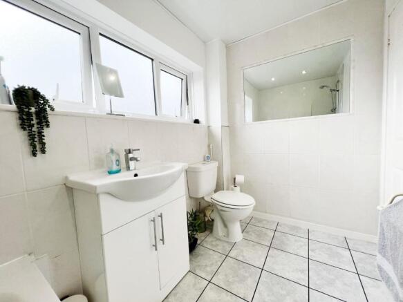Bathroom pic 3.jpg