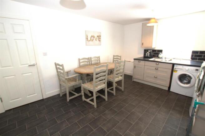 2 bed Apartment to rent Image 9