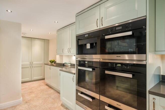 5 bed Detached for sale Image 9